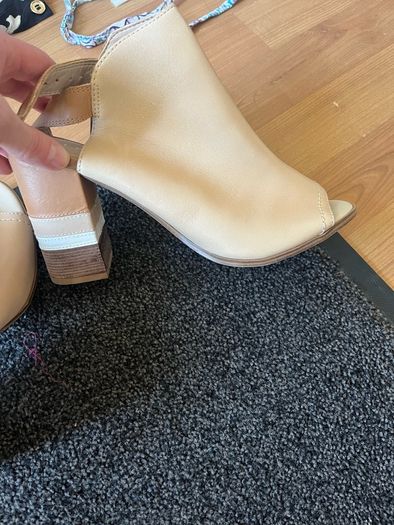 Never worn Aldo leather peep toe beige mules shoes heels