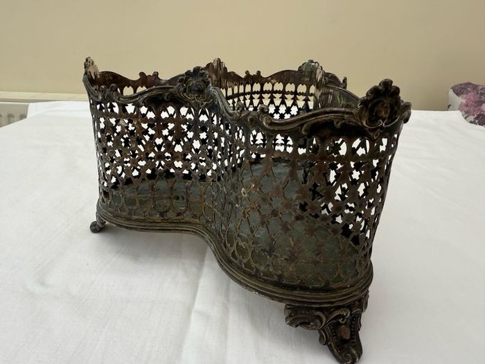 Vintage ornate cruet set holder, no handle