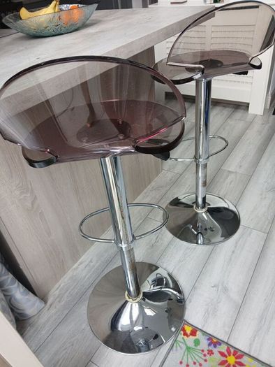 2 bar stools
