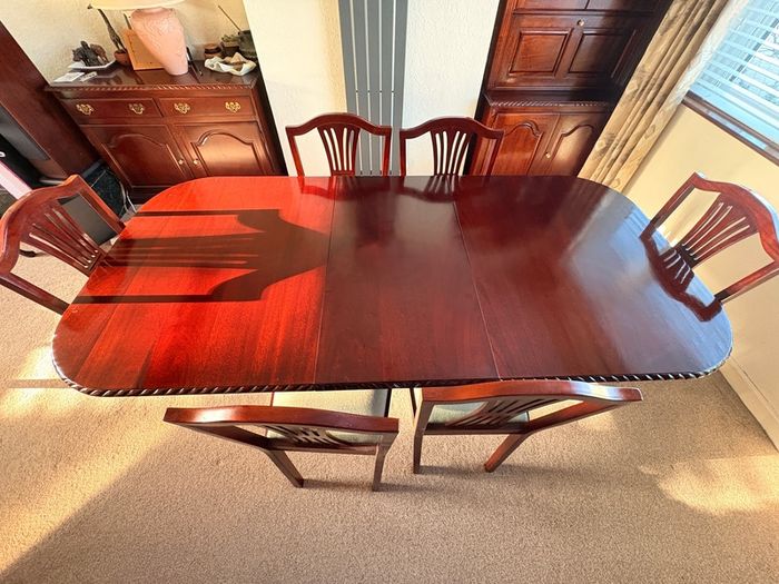 Large Mahogany Dining Table and Chairs (6x) - Expandable / Excellent Condition