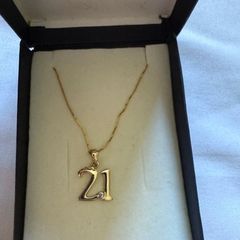 9k/375 Hallmarked gold chain & DIAMOND pendant 21 yr.