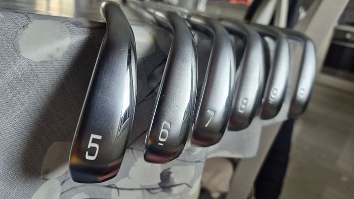 Mizuno JPX 923 Hot Metal irons and Sirxon Bag