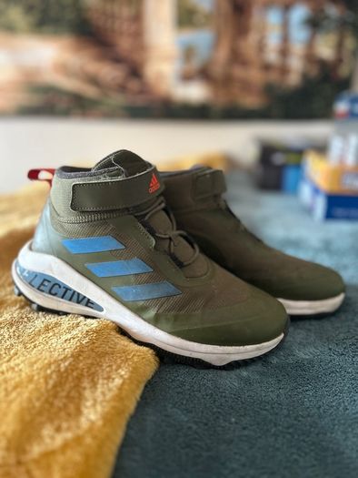 Adidas Boys Boots Size 4,5 UK