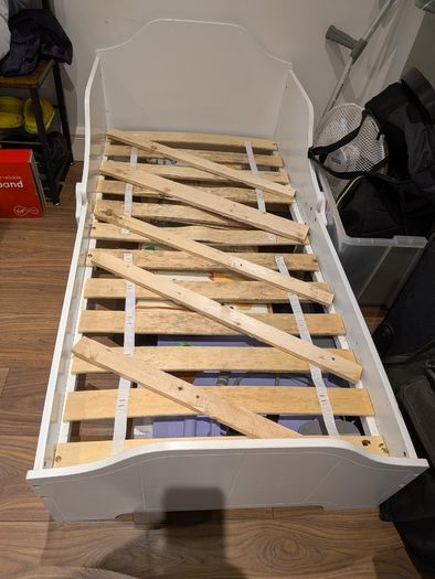 Toddler bed (no mattress)