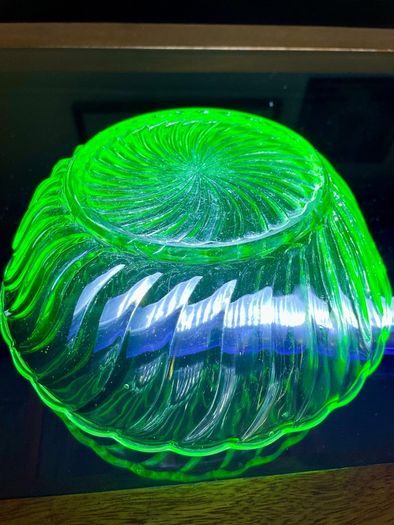 Uranium Green Vintage Glass Carnival Serving Bowl by Bagley UK