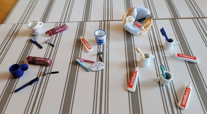 Dolls house bathroom / bedroom accessories