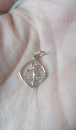 375 9ct gold zodiac Libra pendant