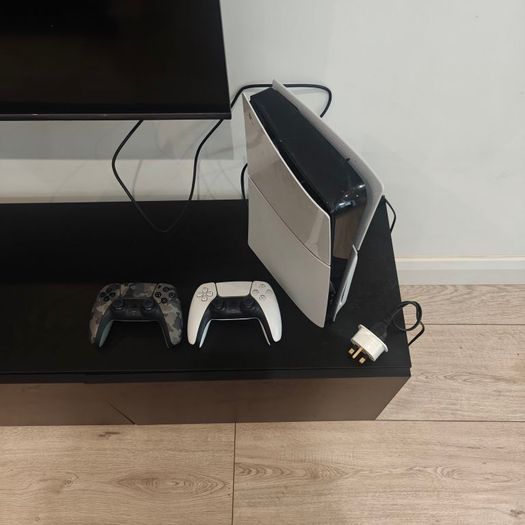 PlayStation 5 Slim Disc Edition (1TB) + 2 Controllers