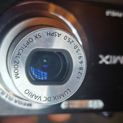 Panasonic Lumix DMC-FS11 14MP Digital Camera  w/ Charger Tested Fully Works