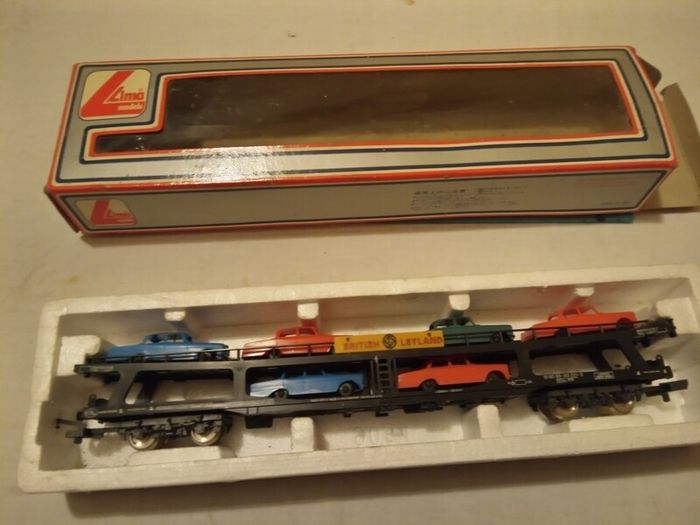 Hornby etc. OO Train/Carriages etc. Job lot. READ AD.