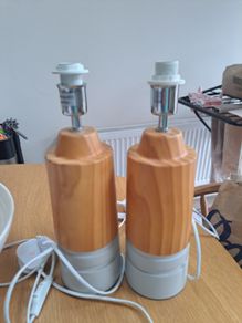 2 bedside lamps