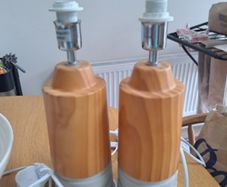 2 bedside lamps