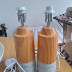 2 bedside lamps
