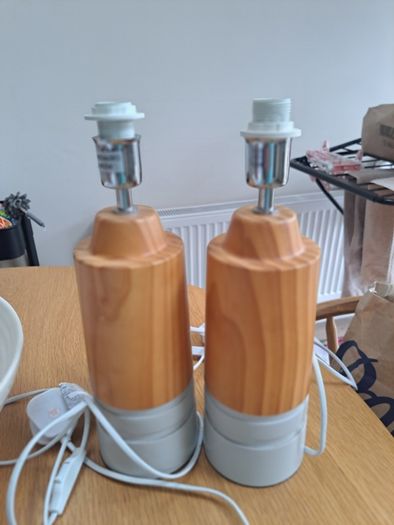 2 bedside lamps