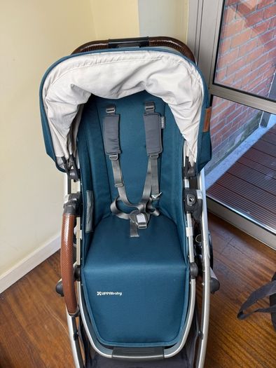 Uppababy Vista Finn V2 maxi cosy car seat with isofix rotating