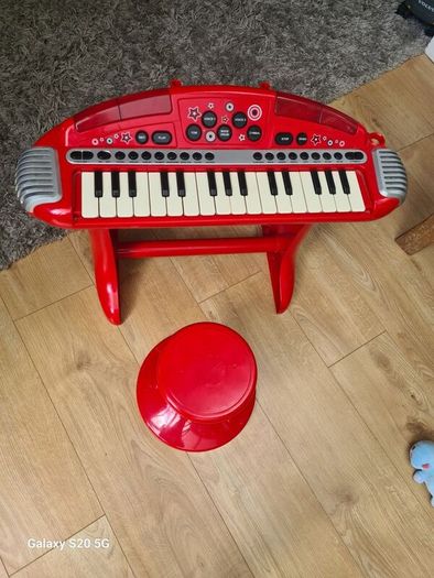 Play Piano with seat.