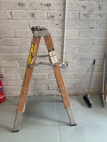 4.5ft wooden ladder