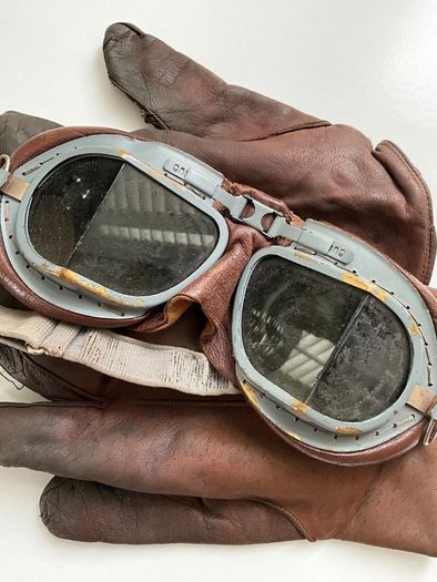 Rare WW2 RAF special duties aircrew grouping of Mk viii flying goggles and leather flying gloves