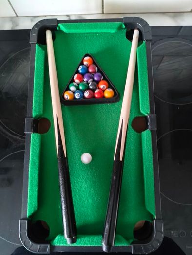 Table top pool table