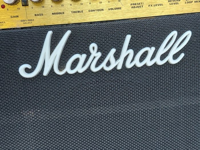 Large Marshall AMP, MG Series, 100 DFX, Output 100 watts RMS into 4 Ohms, very good condition, see pictures