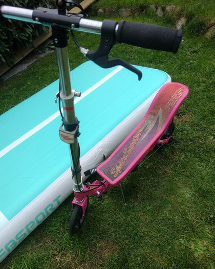 Space Scooter - Pink.(Foldable)+ 2 Kids skate pads set.Excellent working condition