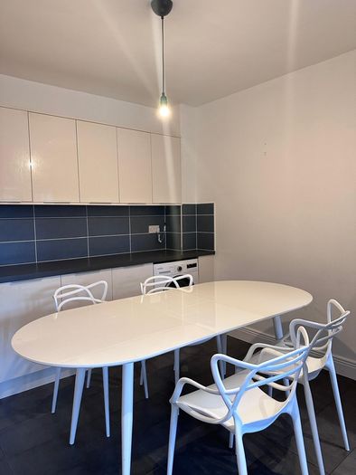 Extendable dining table  and 4 chairs