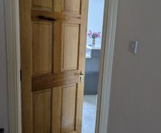 solid oak interior doors x6. Includes hinges and locks. 813mm wide x 2032mm high