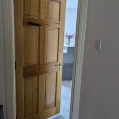 solid oak interior doors x6. Includes hinges and locks. 813mm wide x 2032mm high