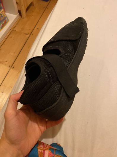 Orthopaedic shoe for broken toe