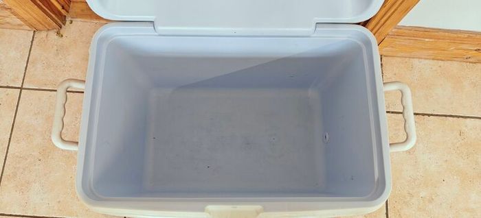 Rubbermaid Cooler box