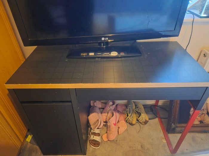 gameing table and chair