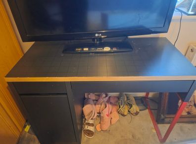 gameing table and chair