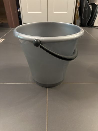 Plastic bucket