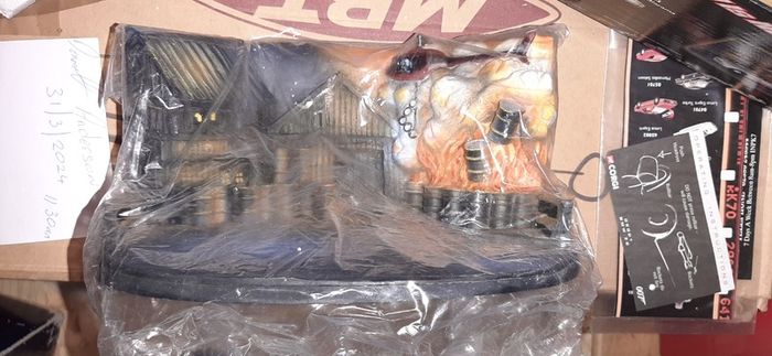 Corgi CC99105 James Bond 007 The World is not Enough BMW Z8 & Diorama, Ltd Ed
