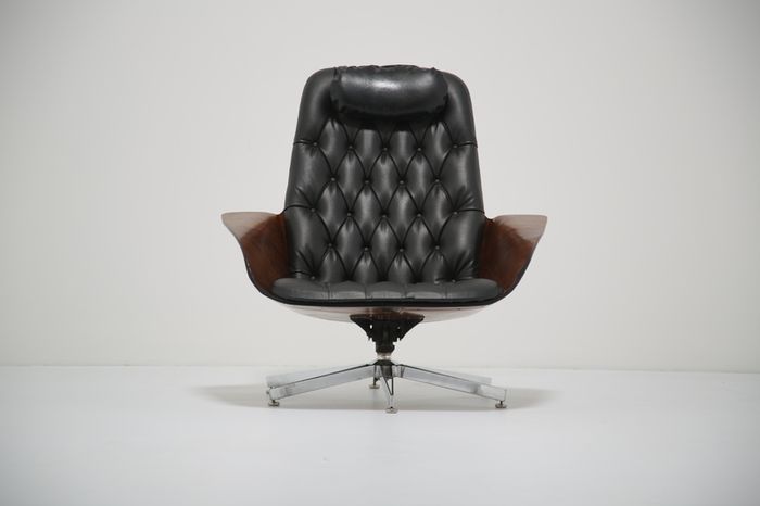 Mid-Century Sculpted Walnut Mr. Chair Lounge Chair by George Mulhauser for Plycraft, 1960s