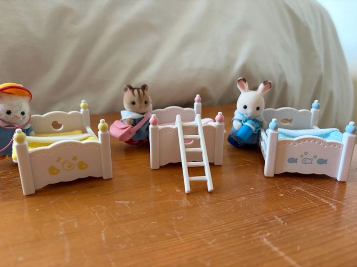 Sylvanian Families Triple Bunk Beds & 3 Nursery Baby Figures Set