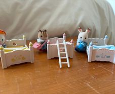 Sylvanian Families Triple Bunk Beds & 3 Nursery Baby Figures Set