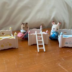 Sylvanian Families Triple Bunk Beds & 3 Nursery Baby Figures Set