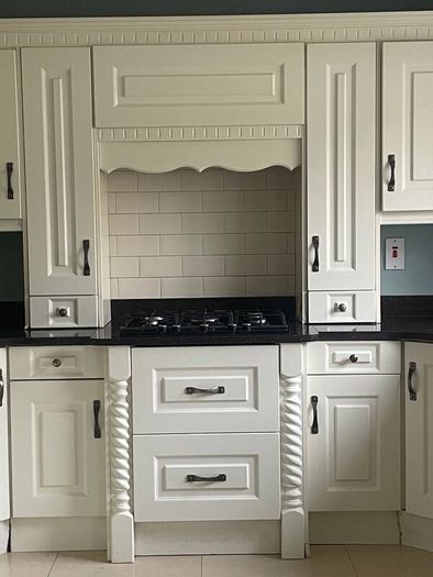 Kitchen units, work top and Belfast sink