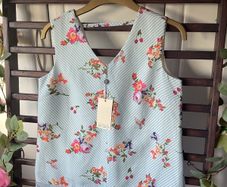 top Bnwt Yumi blue floral v front top lace detail