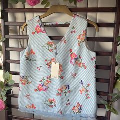 top Bnwt Yumi blue floral v front top lace detail