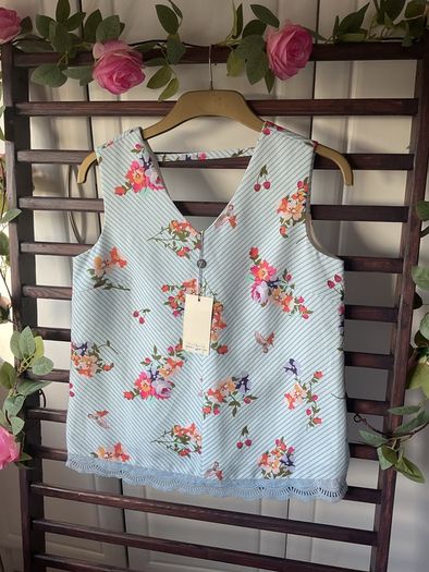 top Bnwt Yumi blue floral v front top lace detail
