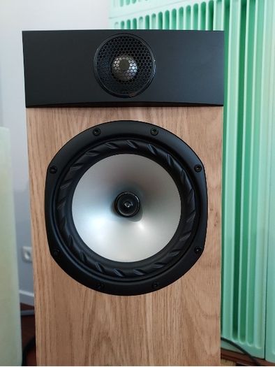 Award winning Fyne Audio F302i floorstanding loudspeakers stunning Oak with magnetic Grille 120W