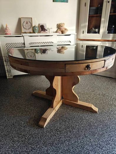 Kitchen Table Round, 4ft/121cm Glass Top Removable.
