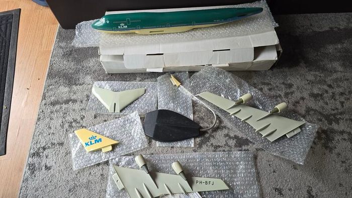 1:130 scale KLM Boeing 747-400 Travel agent model