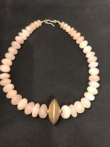 Pink stone, gold-coloured disc necklace