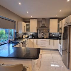 Full kitchen with quartz worktop and appliances