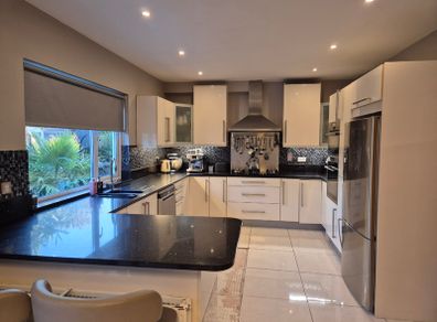 Full kitchen with quartz worktop and appliances