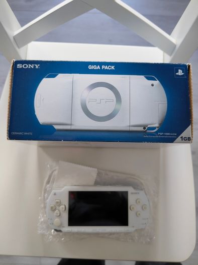 PSP1000 Ceramic White Giga Pack Japan, 2005 Near Mint, Boxed, Complete Set