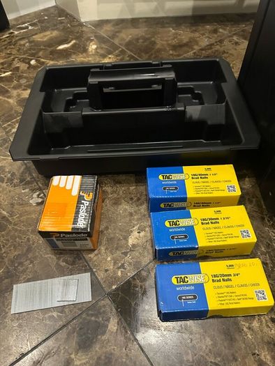 DeWalt DCN680 18 V XR Nailer gun plus nails as new